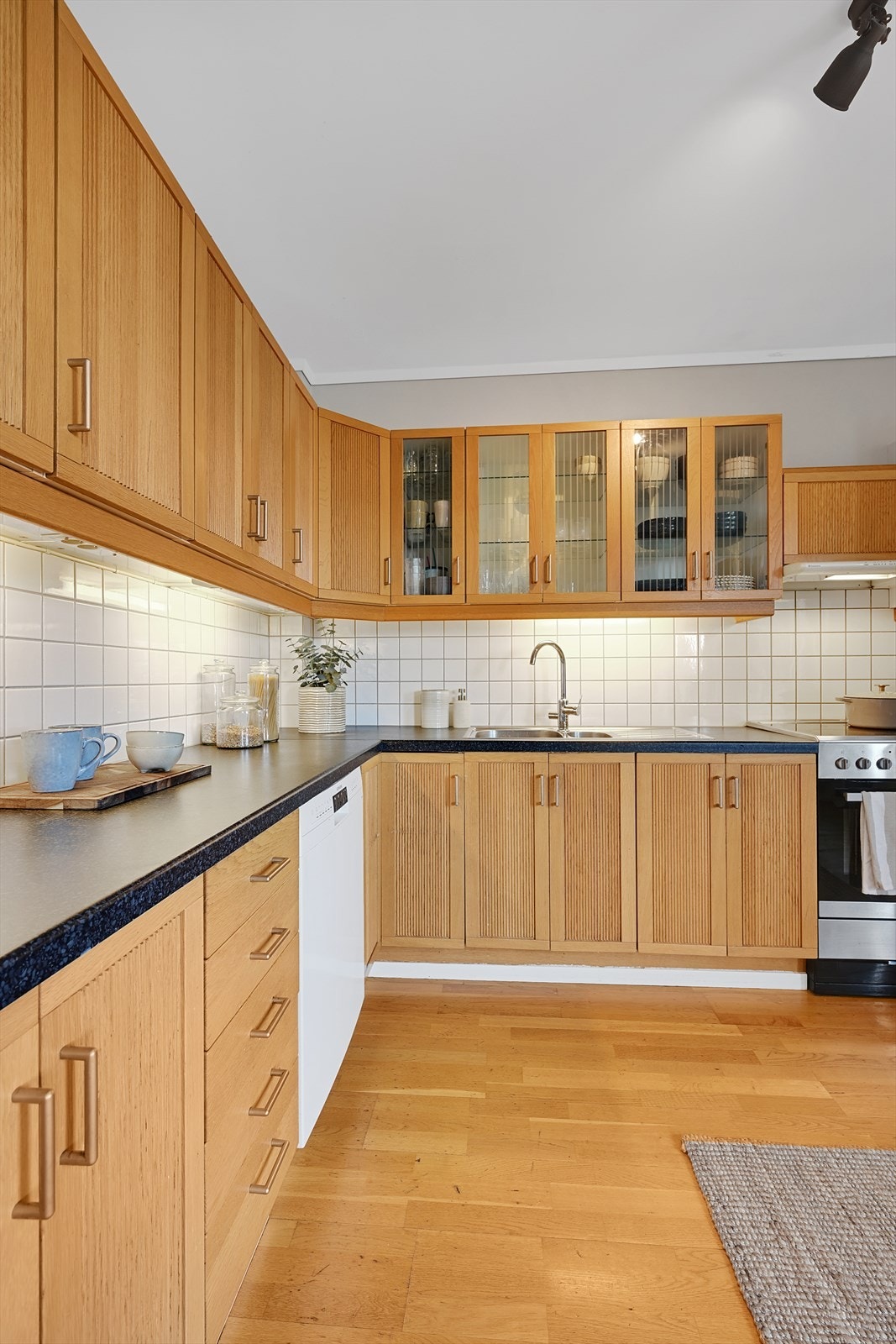 Kjøkken med godt arbeidslys. Galleribilde