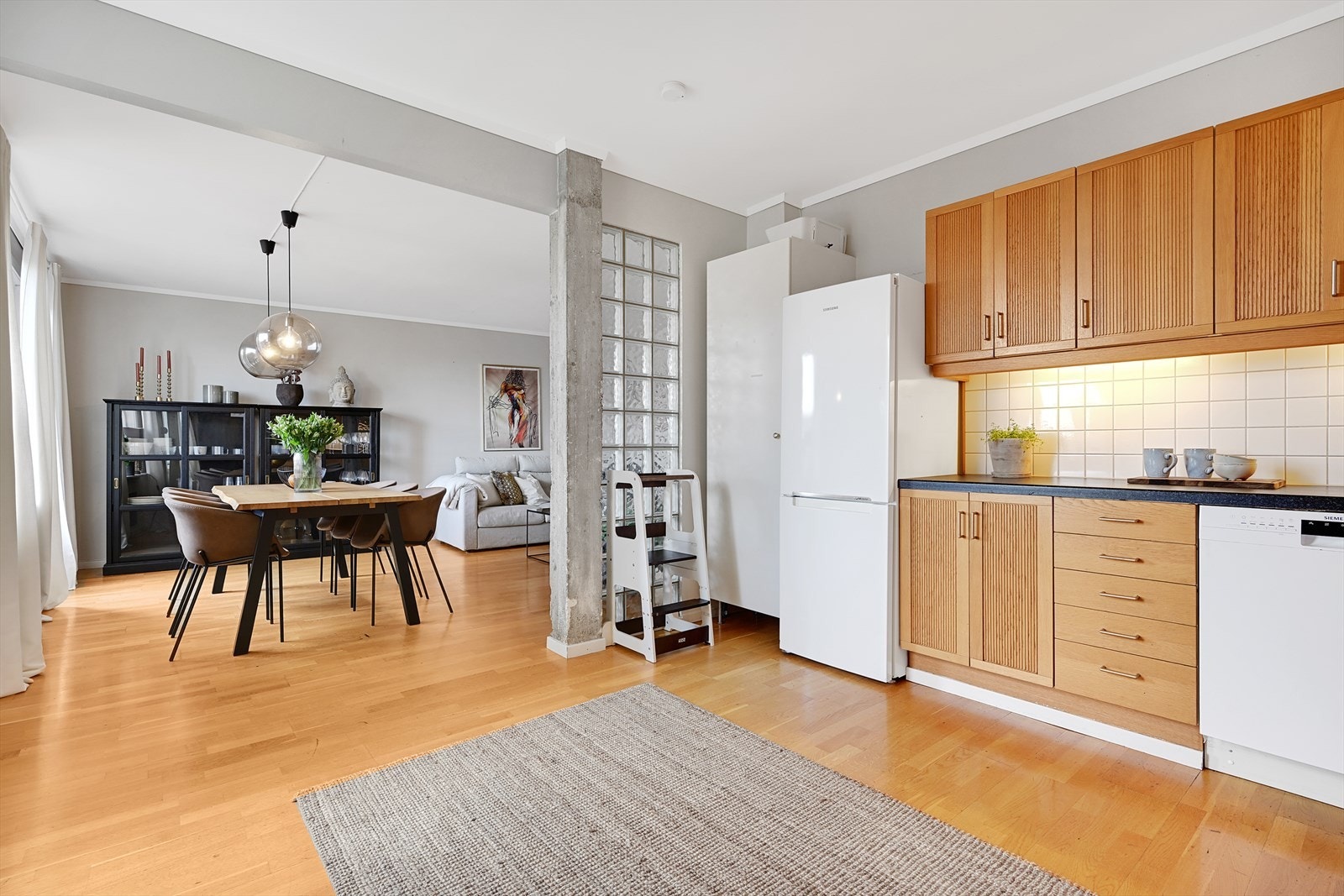 Kjøkkenet med spisestuen i bakgrunnen. Galleribilde