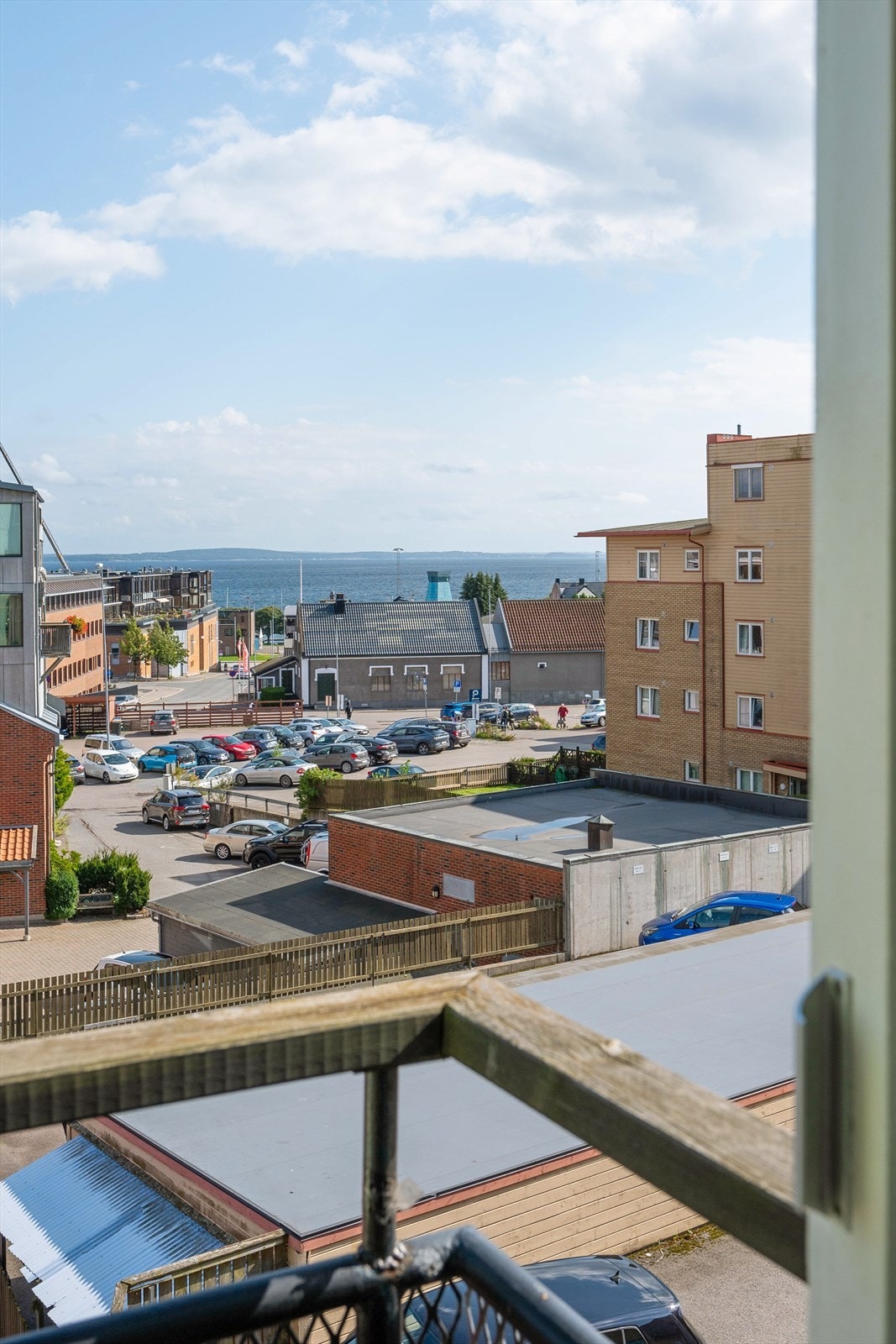 God kontakt med sjøen fra balkongen. Galleribilde