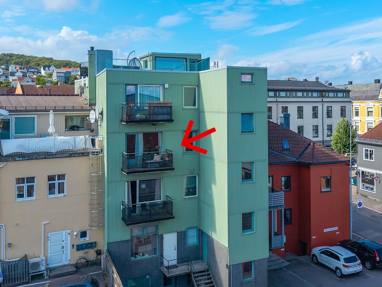 Bakgården med balkong. Galleribilde