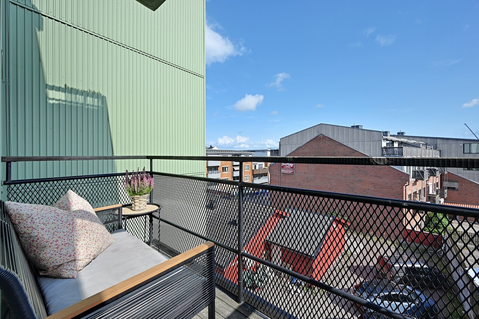 Balkong med morgensol og luftig utsyn. Galleribilde