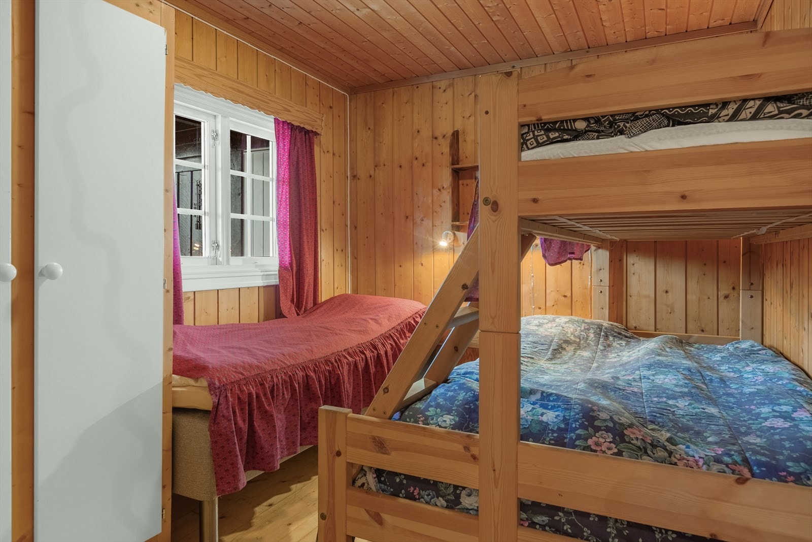 Det andre rommet har familiekøye og enkeltseng. Galleribilde