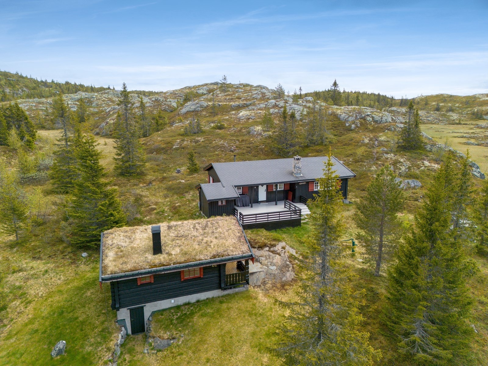 Det er mulighet til mange fine uteplasser på tomta, og god plass til lek og moro for både store og små. Galleribilde