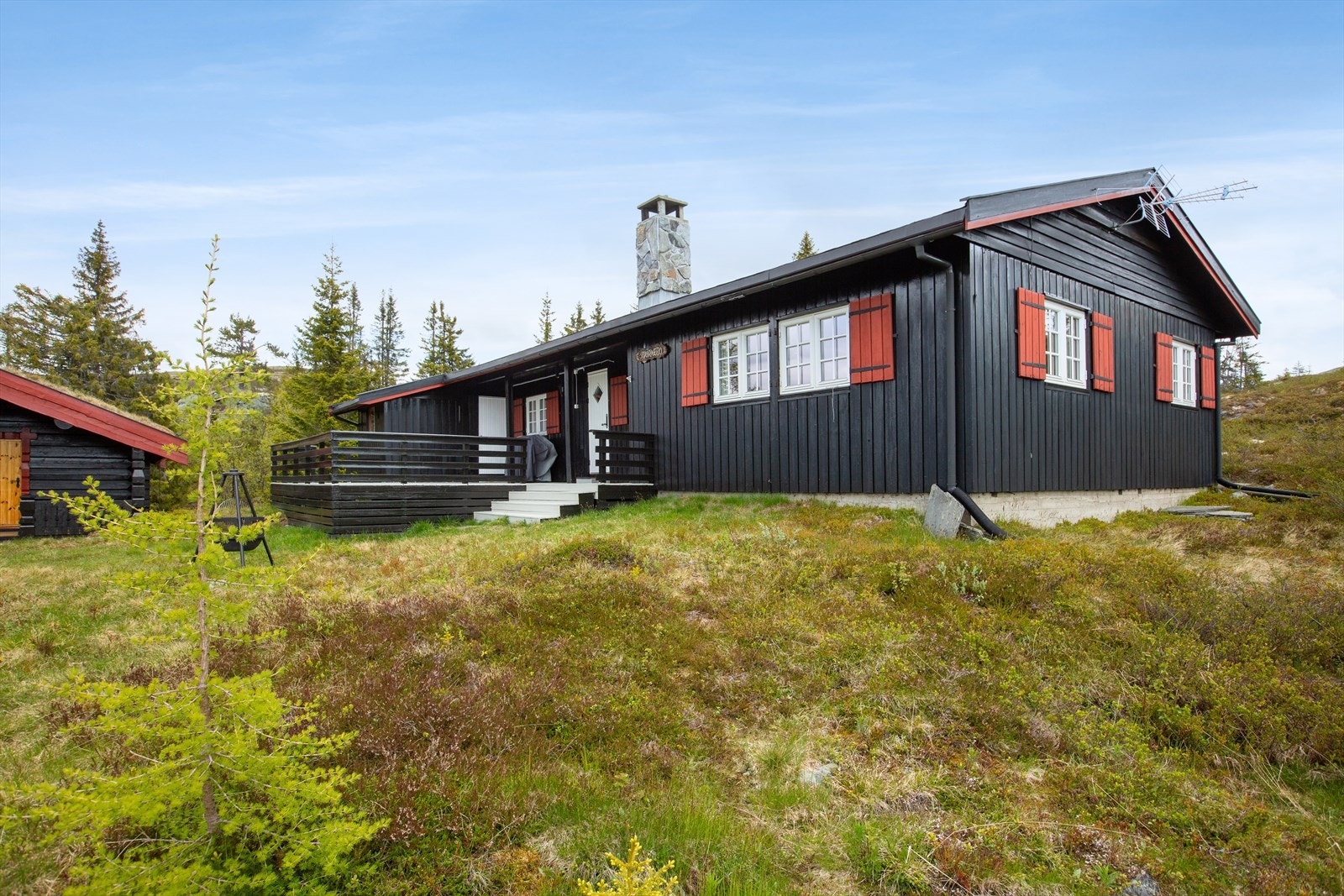 Hytta har idyllisk beliggenhet på en naturtomt omkranset av vakker natur og rolig atmosfære. Galleribilde