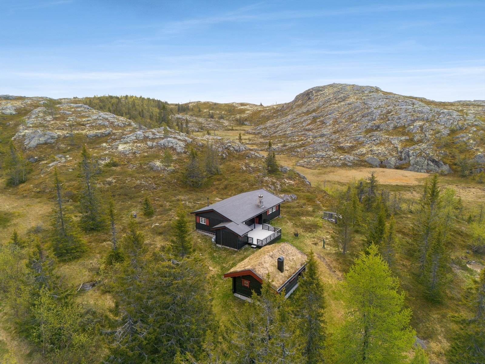 Nordfjellstølvegen 475 tilbyr den perfekte kombinasjonen av sjarmerende tradisjon, praktiske løsninger og nærhet til naturen. Galleribilde