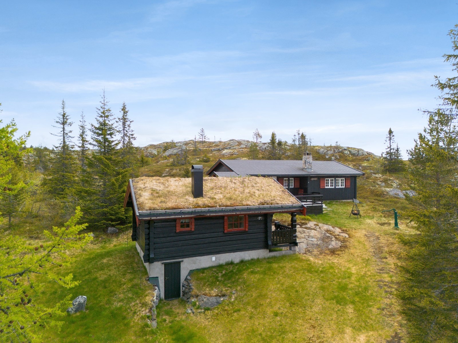 I solrike omgivelser, og med fin utsikt utover større fjellområder, finner du denne trivelige eiendommen bestående av selveiet tomt, bebygd med hytte samt anneks i laftetømmer. Galleribilde