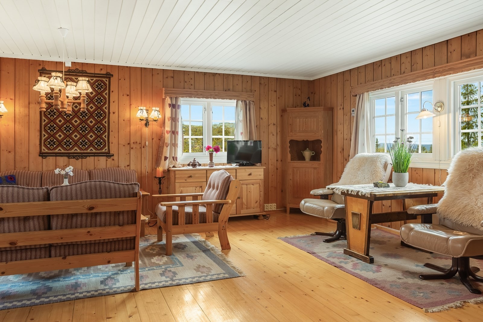 Stua byr på store vindusflater som slipper inn rikelig med dagslys og lar deg nyte den vakre utsikten fra flere vinkler. Galleribilde