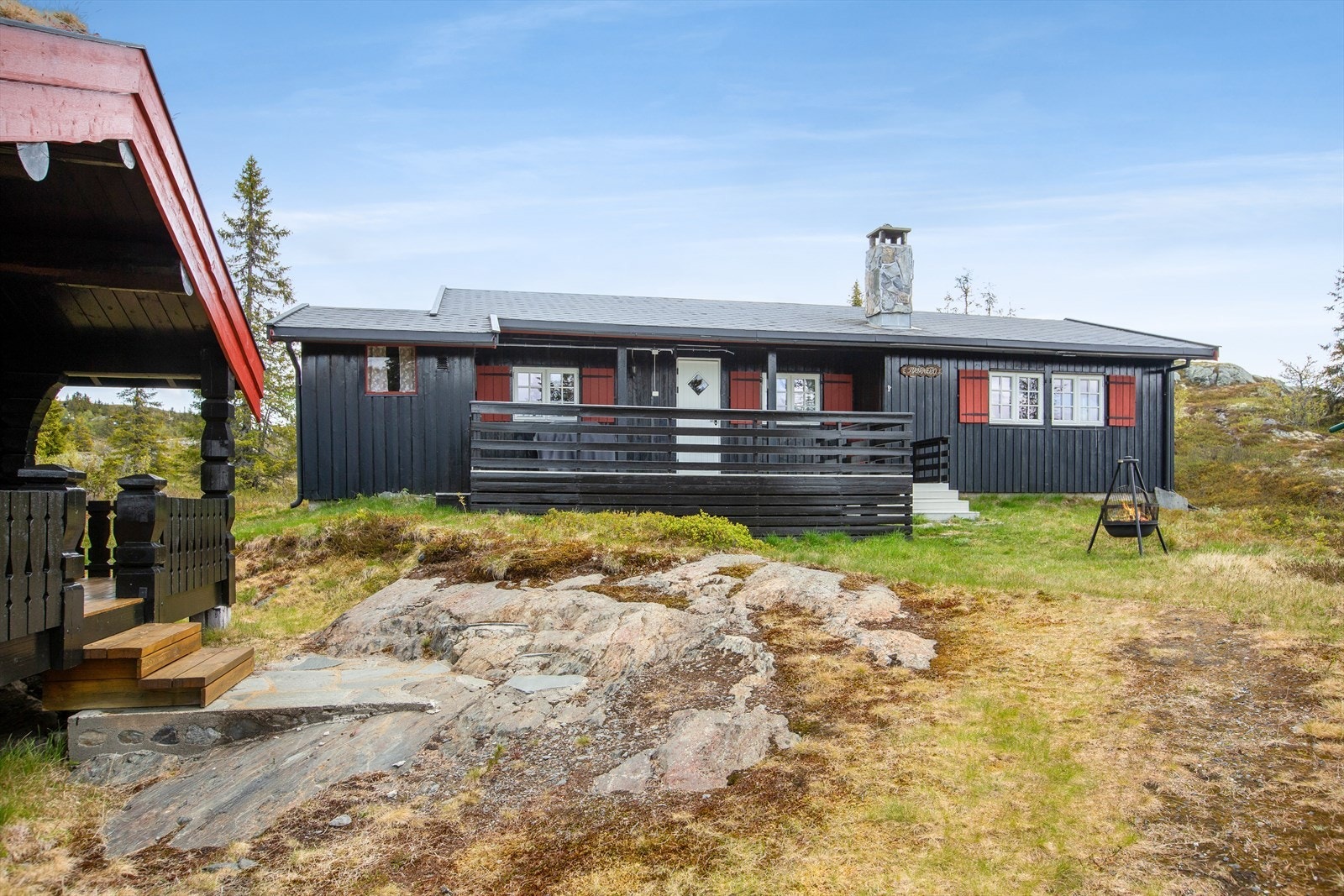 Eiendommen har innlagt strøm, sommervei helt frem og ligger ca. 300 meter fra vinterparkering. Privat borebrønn med håndpumpe, samt enklere gråvannsavløp til terreng. Galleribilde