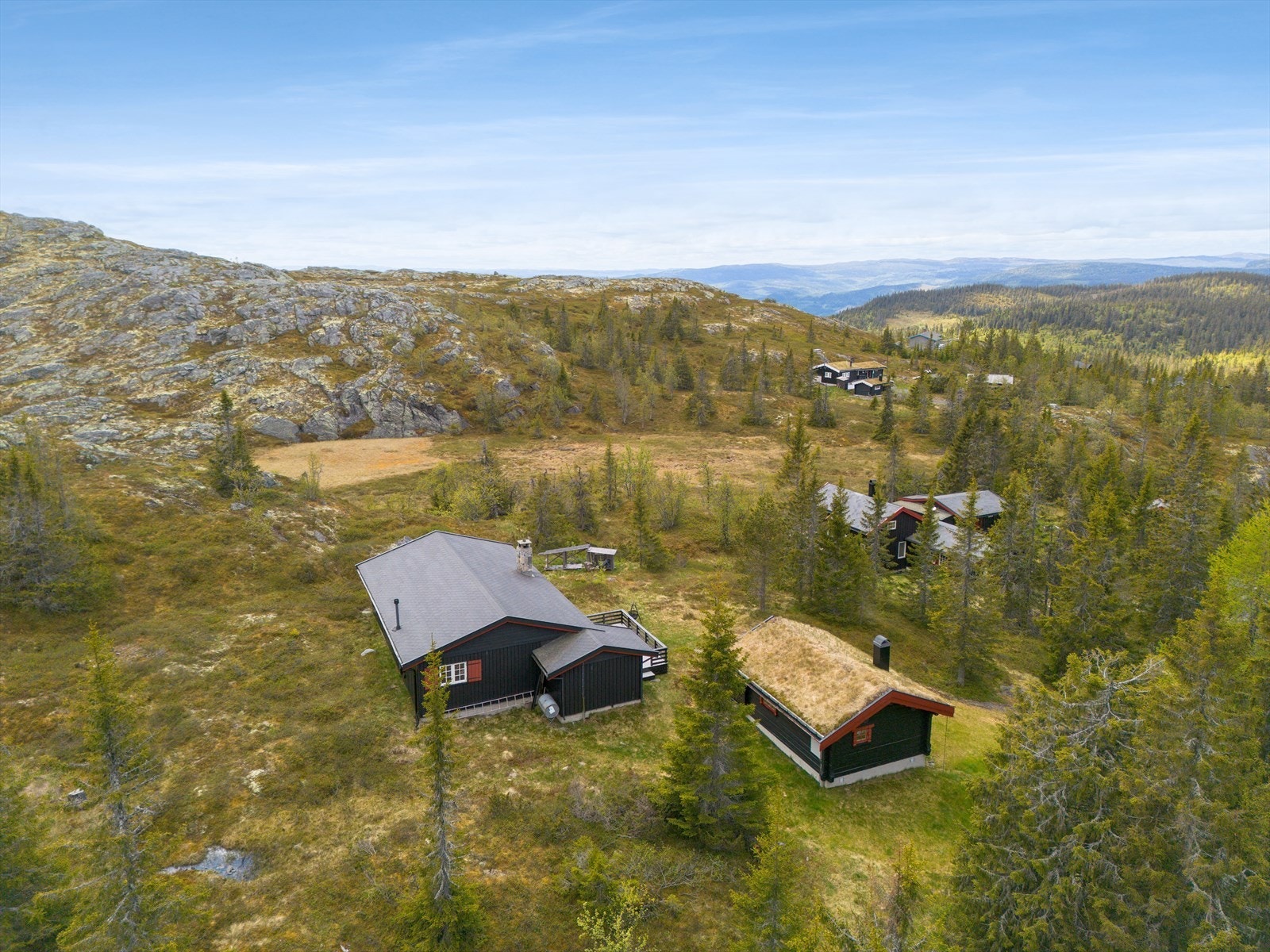 "Bjørnebo" som eiendommen heter, ligger usjenert og åpent til på egen "stølsvoll i terrenget" på Nordfjellstølen i Etnedal kommune, ca. 965 moh. Galleribilde