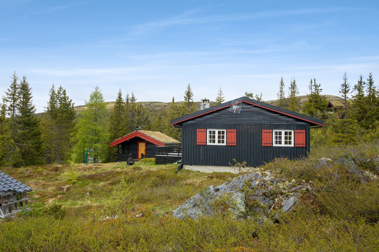 Her er det gode solforhold med midtsommersol fra 6-7 tida på morgenen til ca. kl. 22 -22.30 på kvelden. Galleribilde