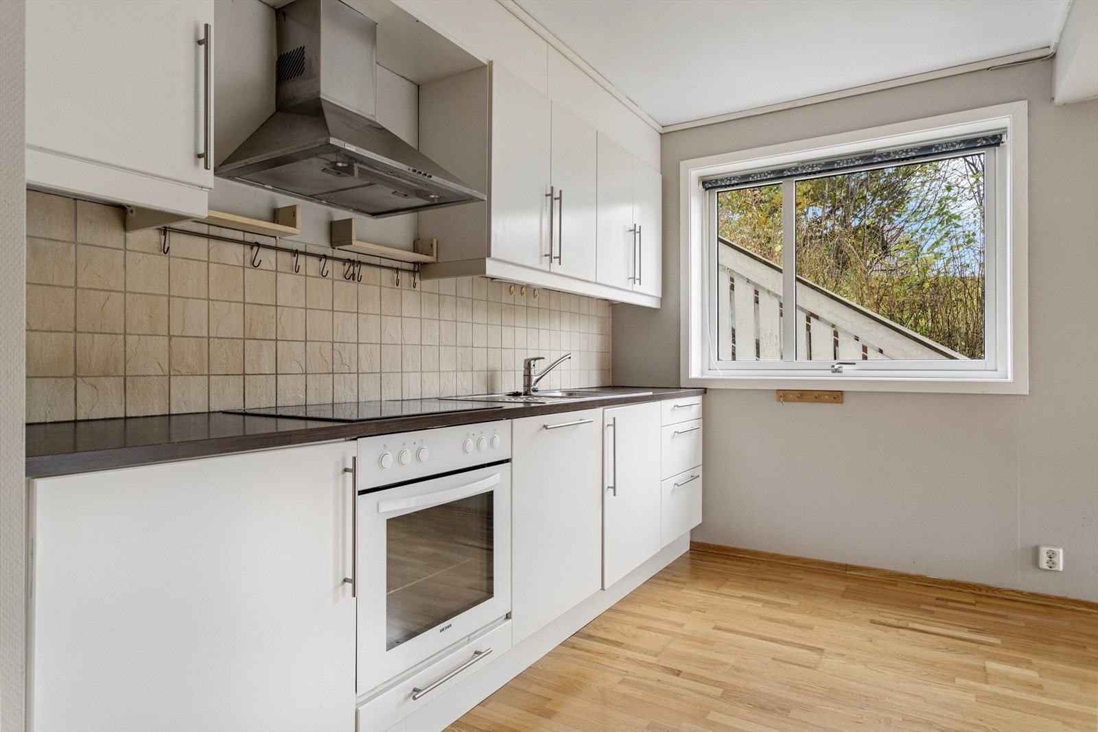 Integrert stekeovn, platetopp og oppvaskmaskin. Plass for frittstående kjøl/frys. Alt i alt et funksjonelt og godt kjøkken som innbyr til gode smaksopplevelser. Galleribilde