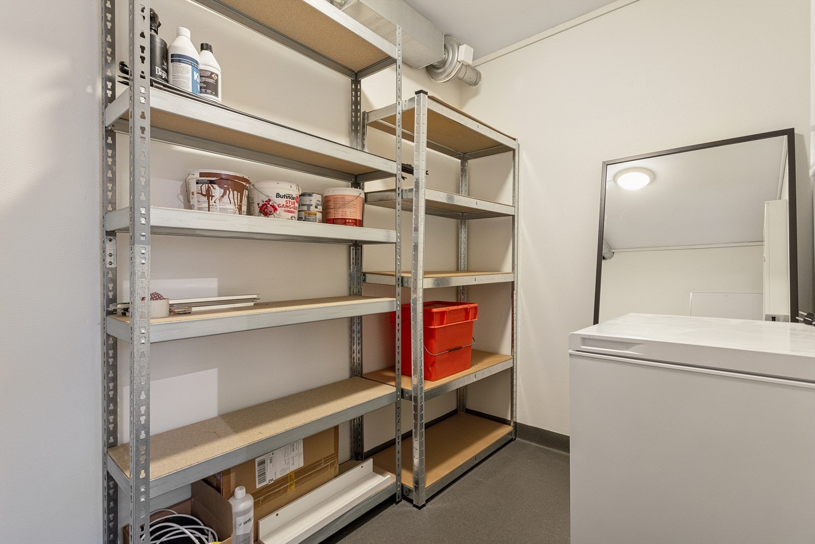 Praktisk innvendig bod med oppbevaringsplass. Galleribilde