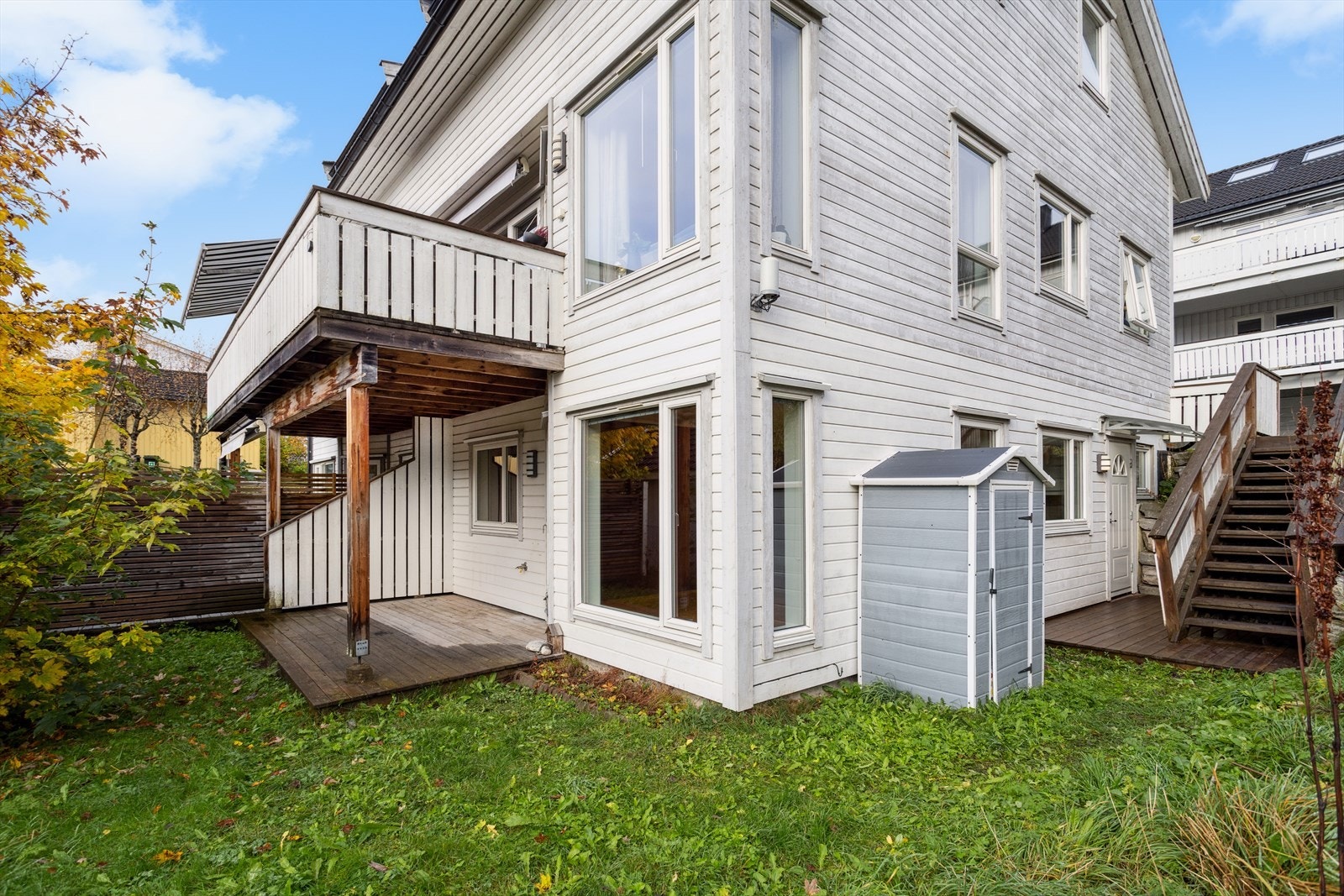 Leiligheten har egen terrasse og utgang til hageareal. Galleribilde