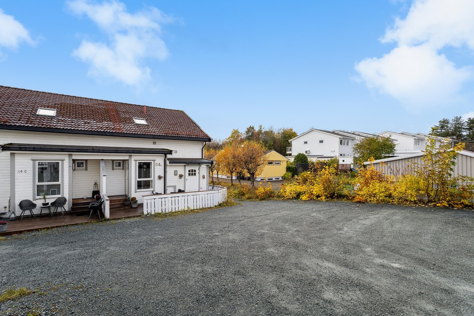 Parkering på romslig gruset gårdsplass. Galleribilde
