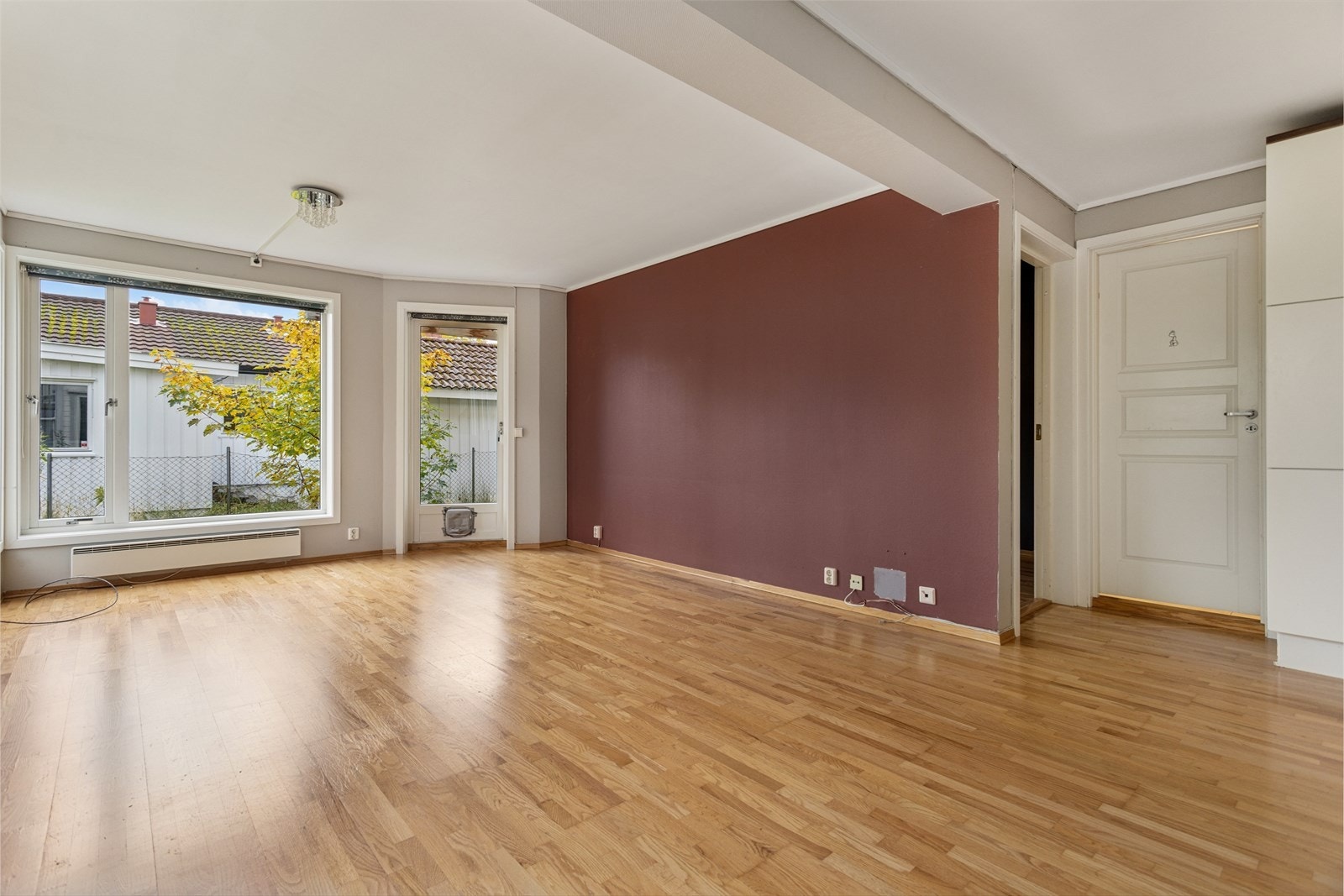 Sofakroken finner fort sin naturlige plass i rommet, og tv-en kan med fordel plasseres mot/på vegg. Galleribilde