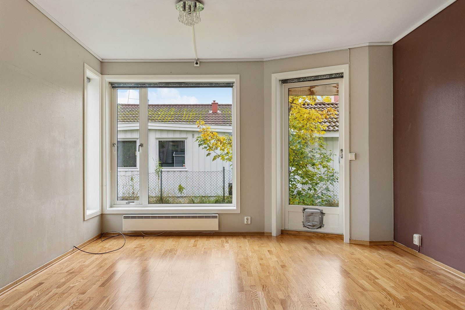 Stuen fremstår som lys og innbydende. Gode vindusflater sørger for at rommet får godt med naturlig lys. Galleribilde