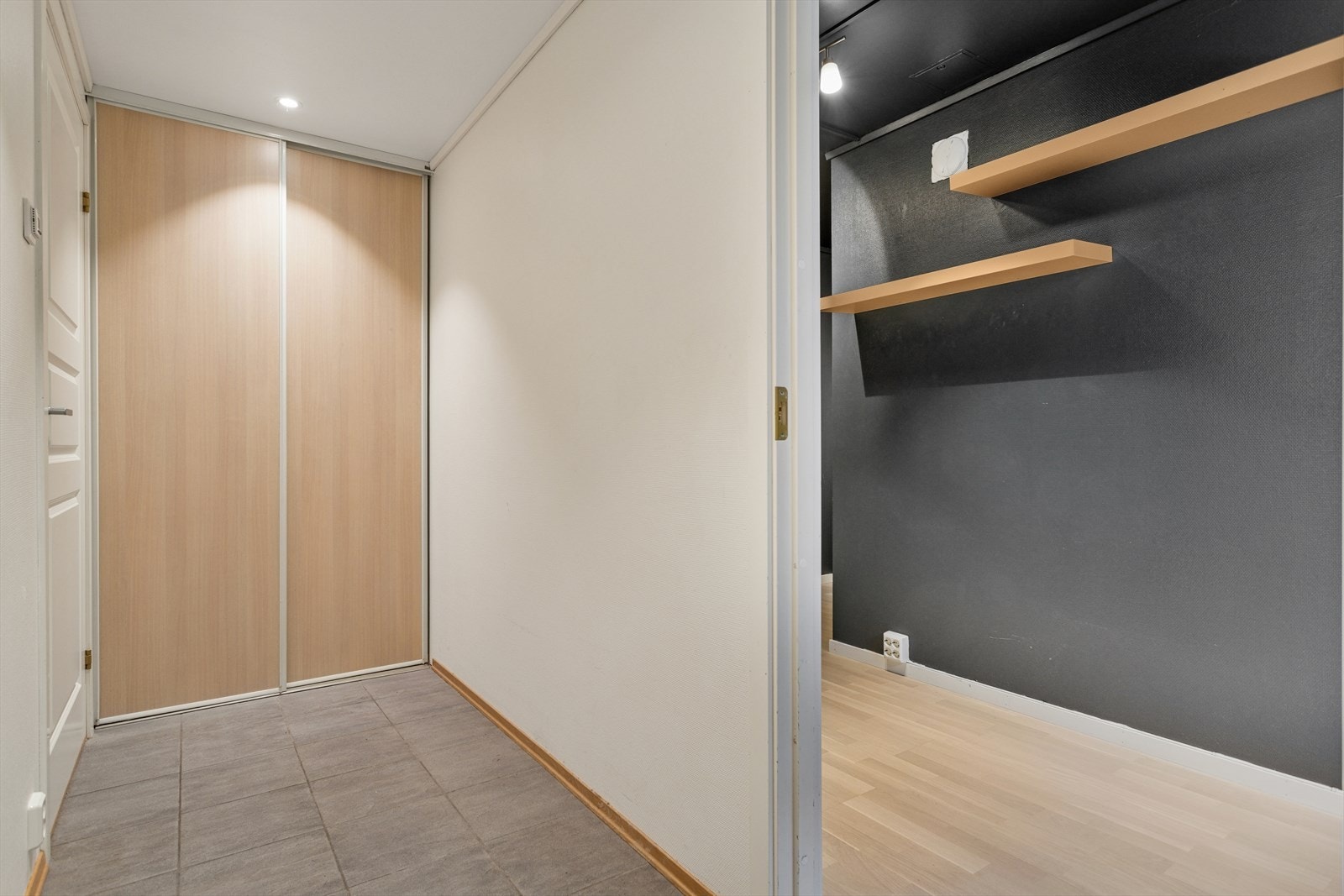 Lys og hyggelig entré med praktisk innebygget skyvedørsgarderobe. Galleribilde