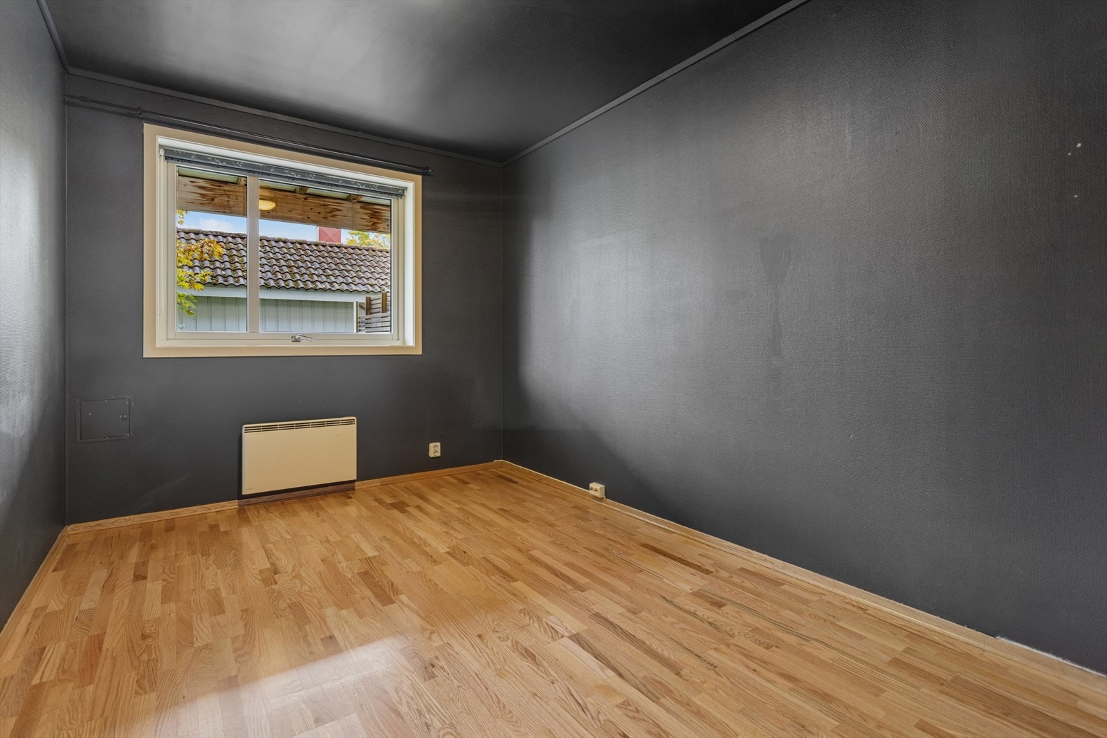 Soverommet ligger ved stue/kjøkken. Praktisk størrelse og byr på god plass for dobbeltseng, nattbord og garderobeløsninger. Galleribilde