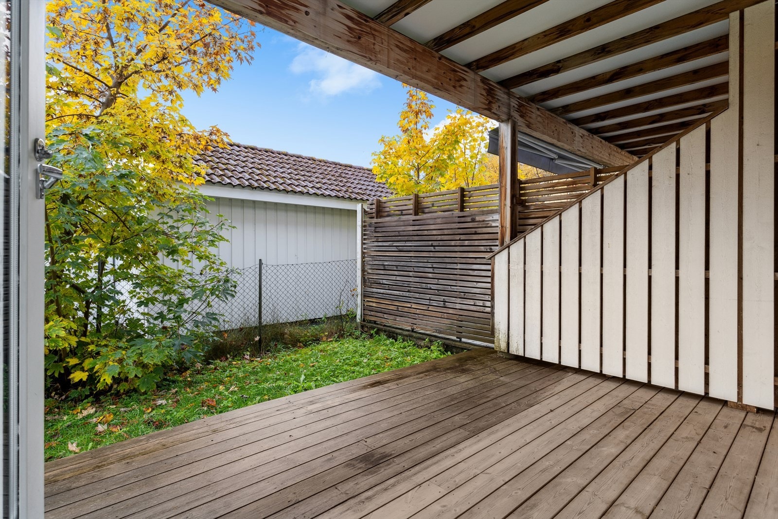 Fra stuen er det videre utgang til en flott overbygget terrasse. Galleribilde