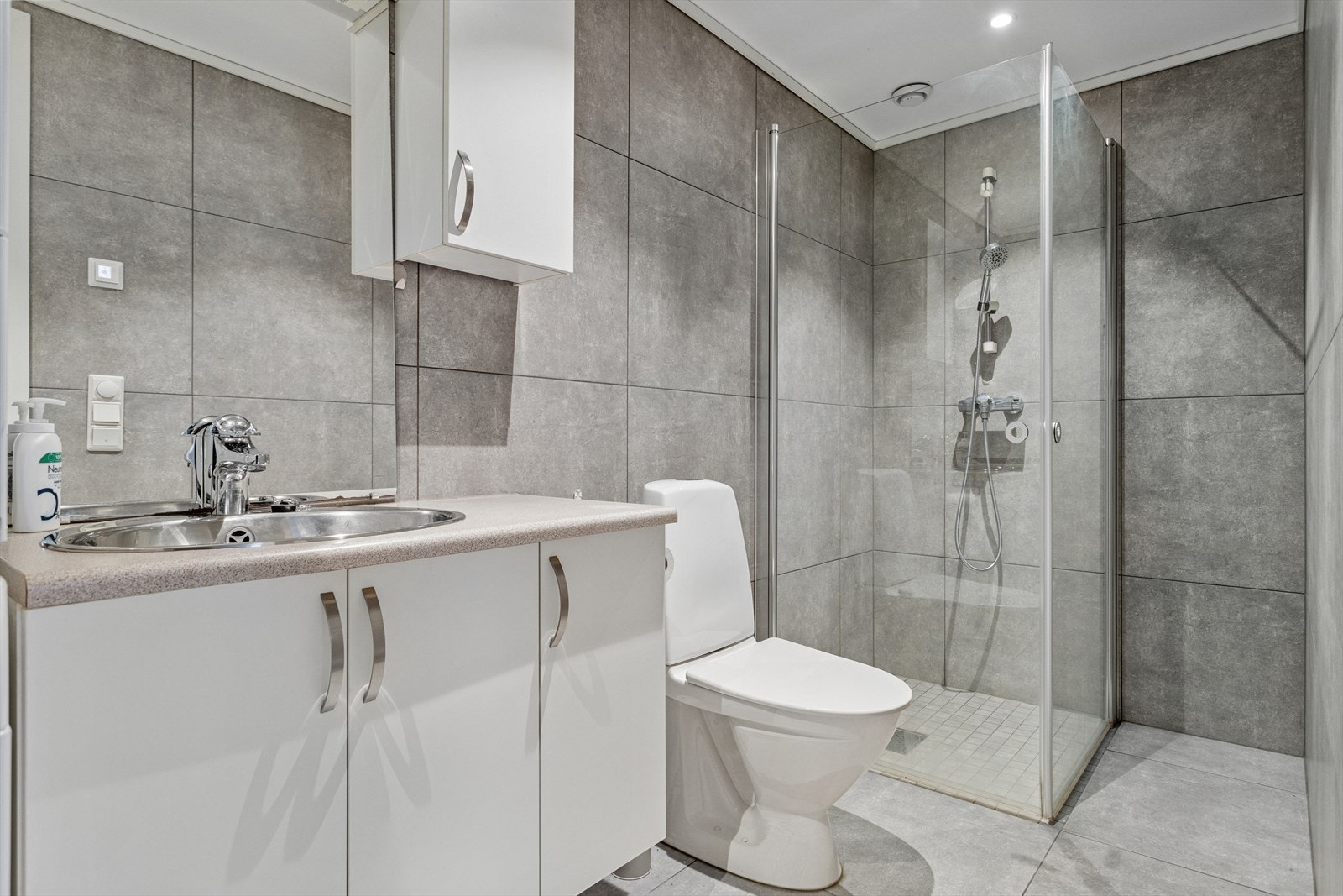 Lekkert bad fra 2020/2021. Flislagte overflater og behagelige varmekabler i gulv. Galleribilde