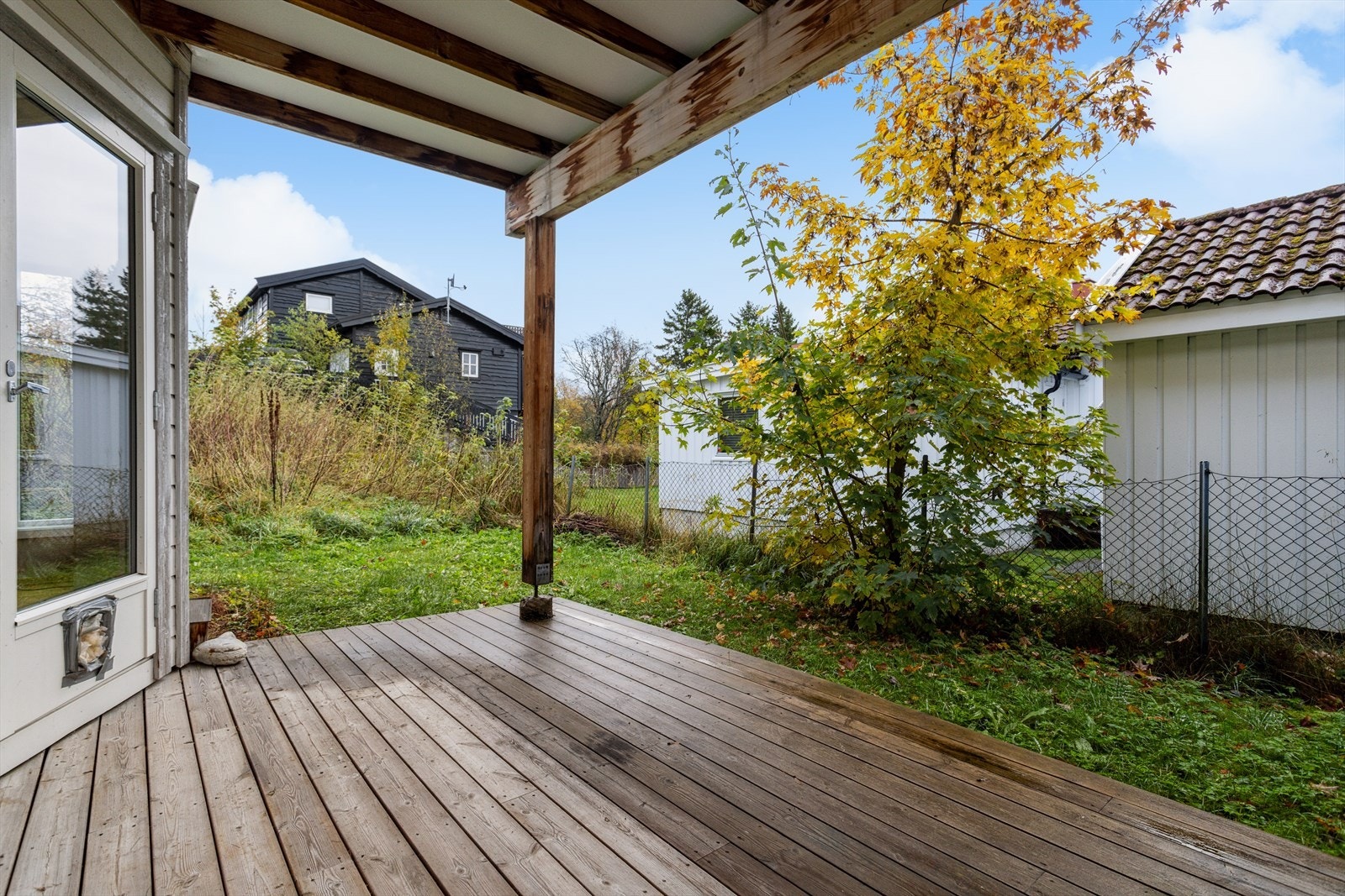 Her er det god plass for utemøblement, grill og annet en måtte ønske. Koselig liten hage med plen. Galleribilde