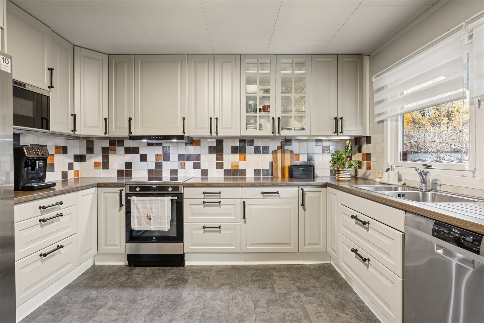 Rommet byr på rikelig med både skap- og benkeplass, noe som gir gode arbeidsforhold og oppbevaringsmuligheter i hverdagen. Galleribilde