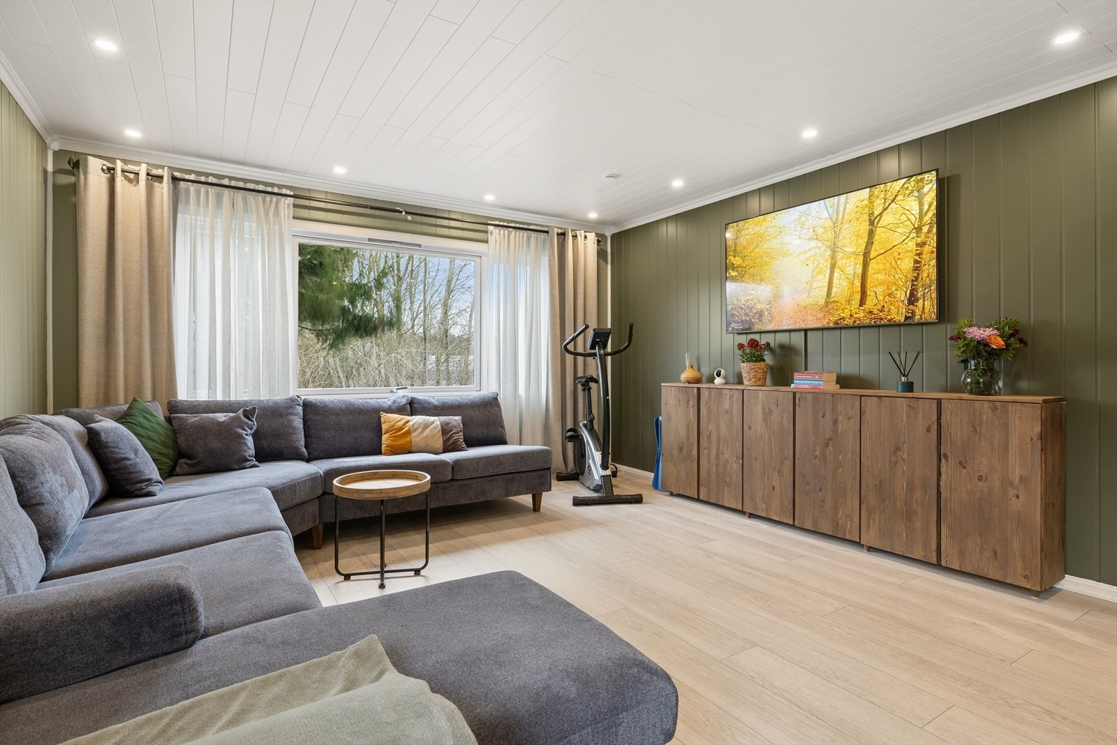 Stuen kan enkelt deles inn i to soner, med naturlig plass til både sofakrok og spisebord. Galleribilde