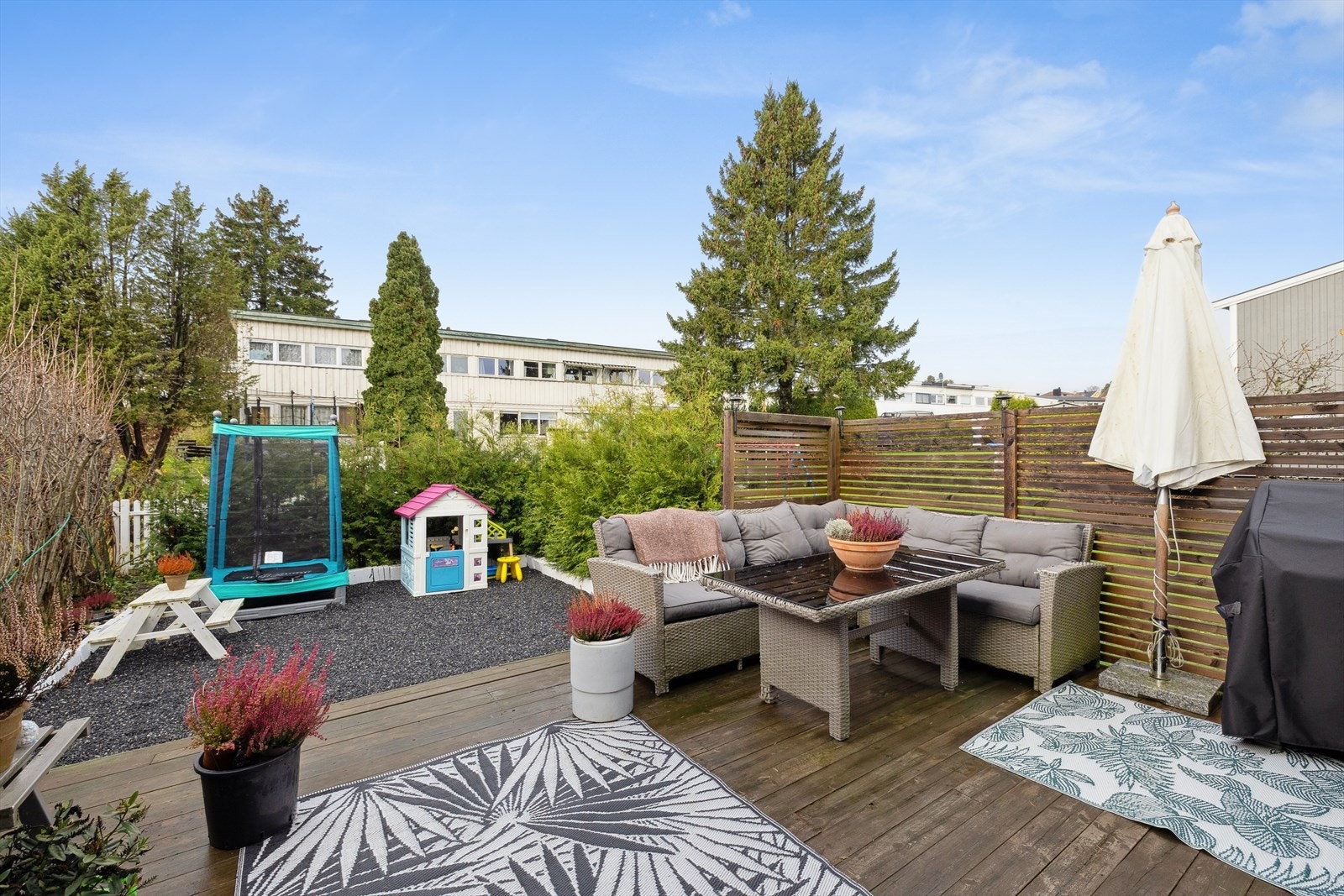 Romslig terrasse på 25 kvm med gode møbleringsmuligheter. Galleribilde