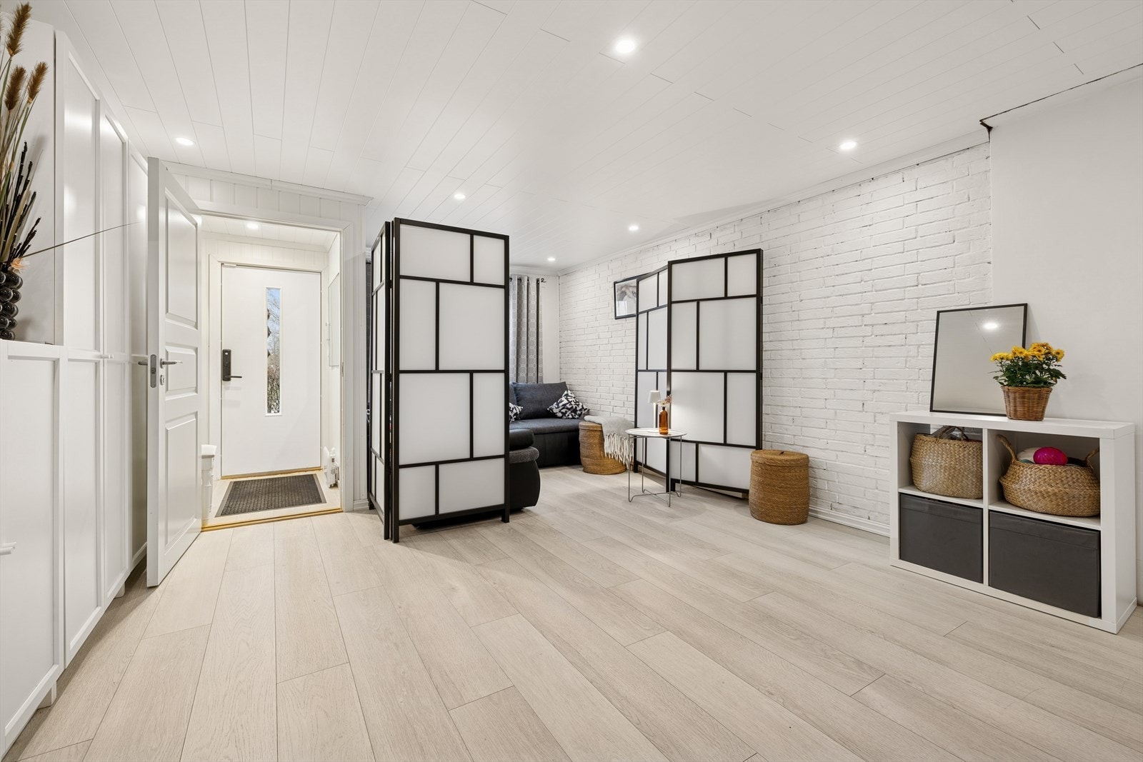 Fra entréen kommer du inn i en lys og trivelig stue i underetasjen. Galleribilde