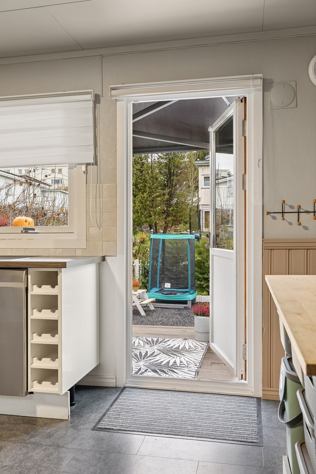 Fra kjøkkenet har du direkte tilgang til boligens terrasse. Galleribilde