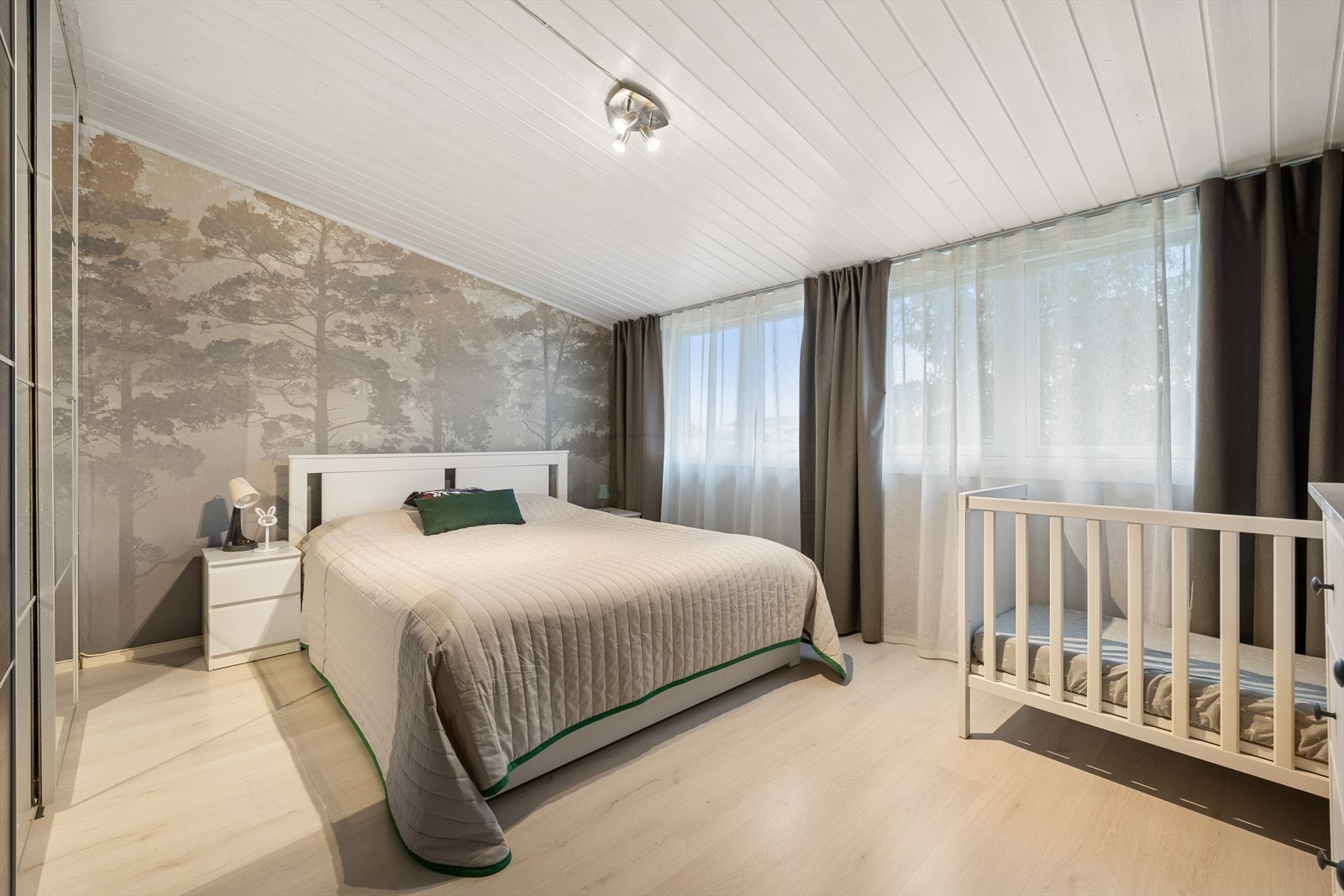 Stort og romslig hovedsoverom med gode vindusflater som gir rikelig med naturlig lys og en luftig atmosfære. Galleribilde