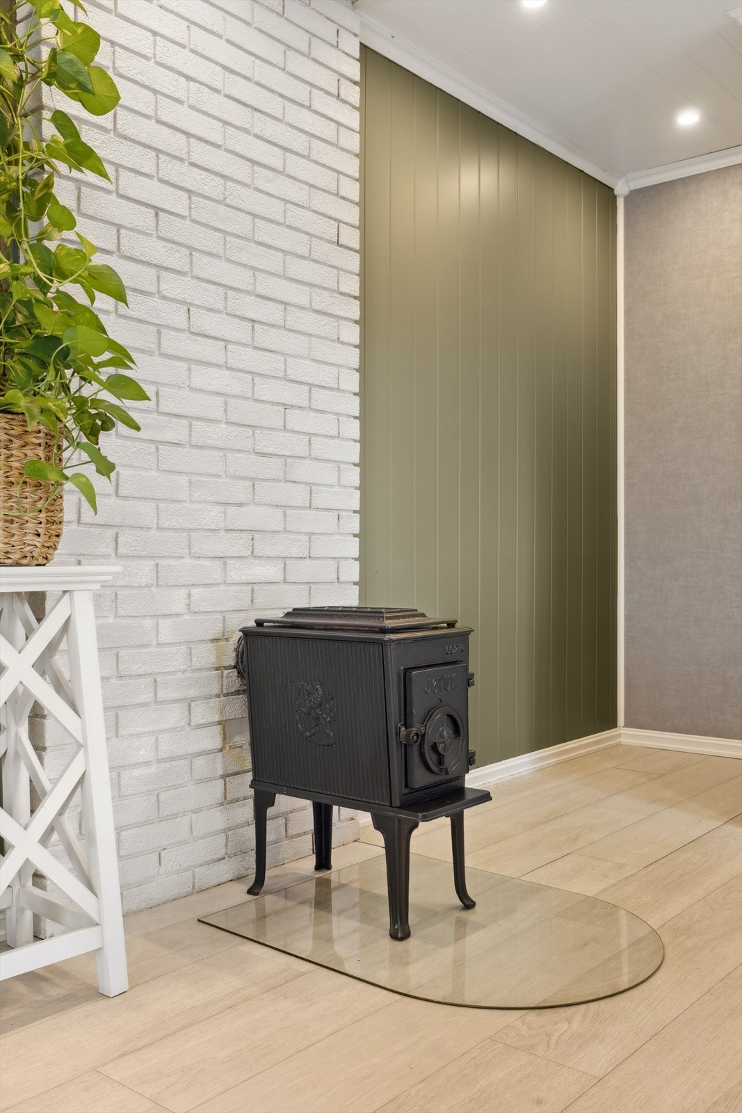 Midt i rommet står peisen, som gir varme til hele oppholdsarealet. Galleribilde