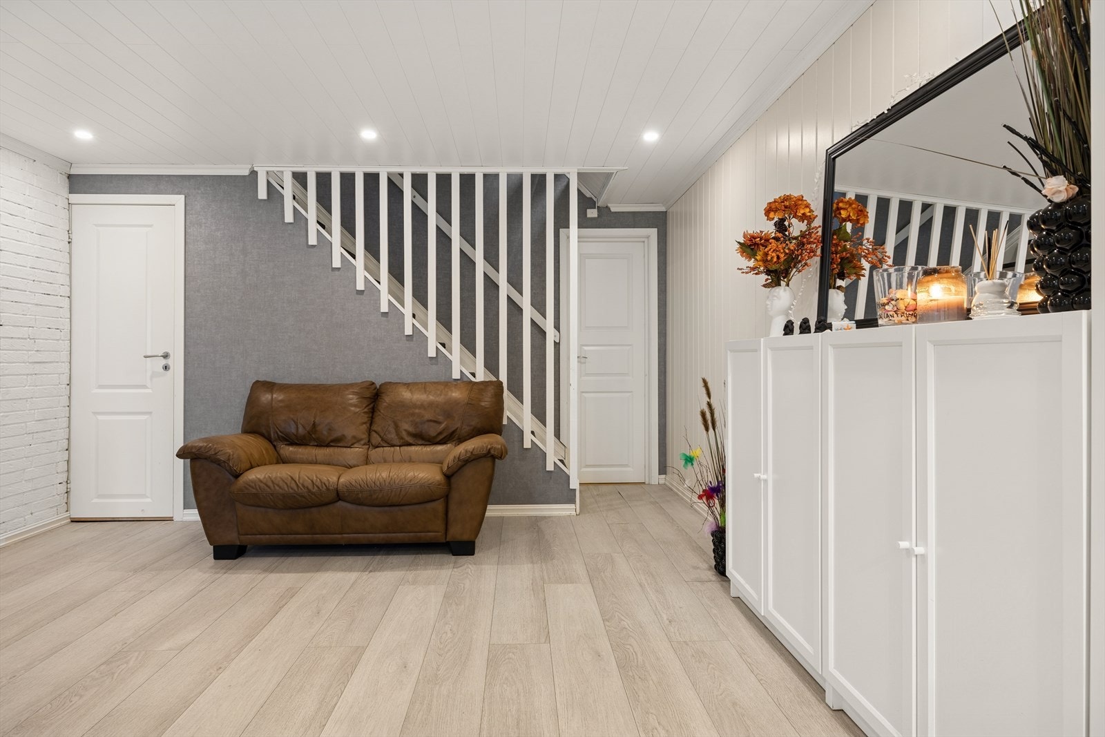 I underetasjen finner du et av boligens bad samt et praktisk vaskerom. Galleribilde