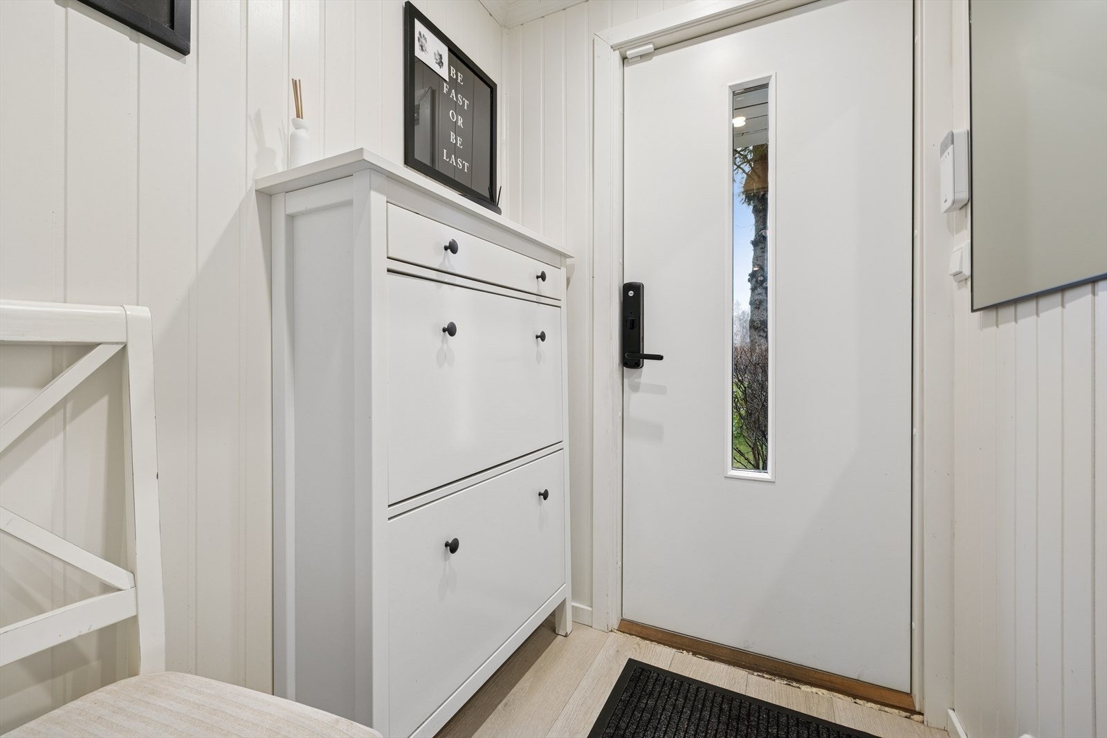 Velkommen inn ønskes av en lys og enkel entré med god plass til å sette fra seg sko og henge fra seg yttertøy. Galleribilde