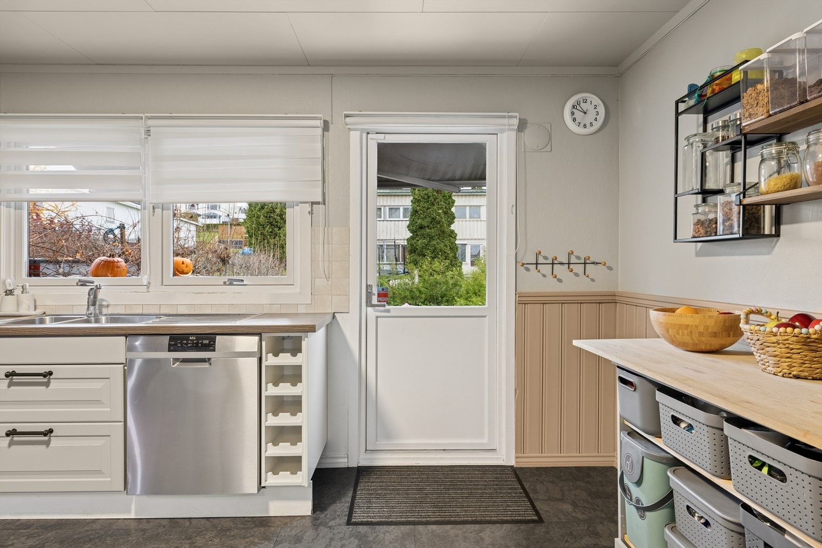 Kjøkkenet er utstyrt med gode vindusflater, som slipper inn godt med naturlig lys og skaper en luftig og lett atmosfære. Galleribilde