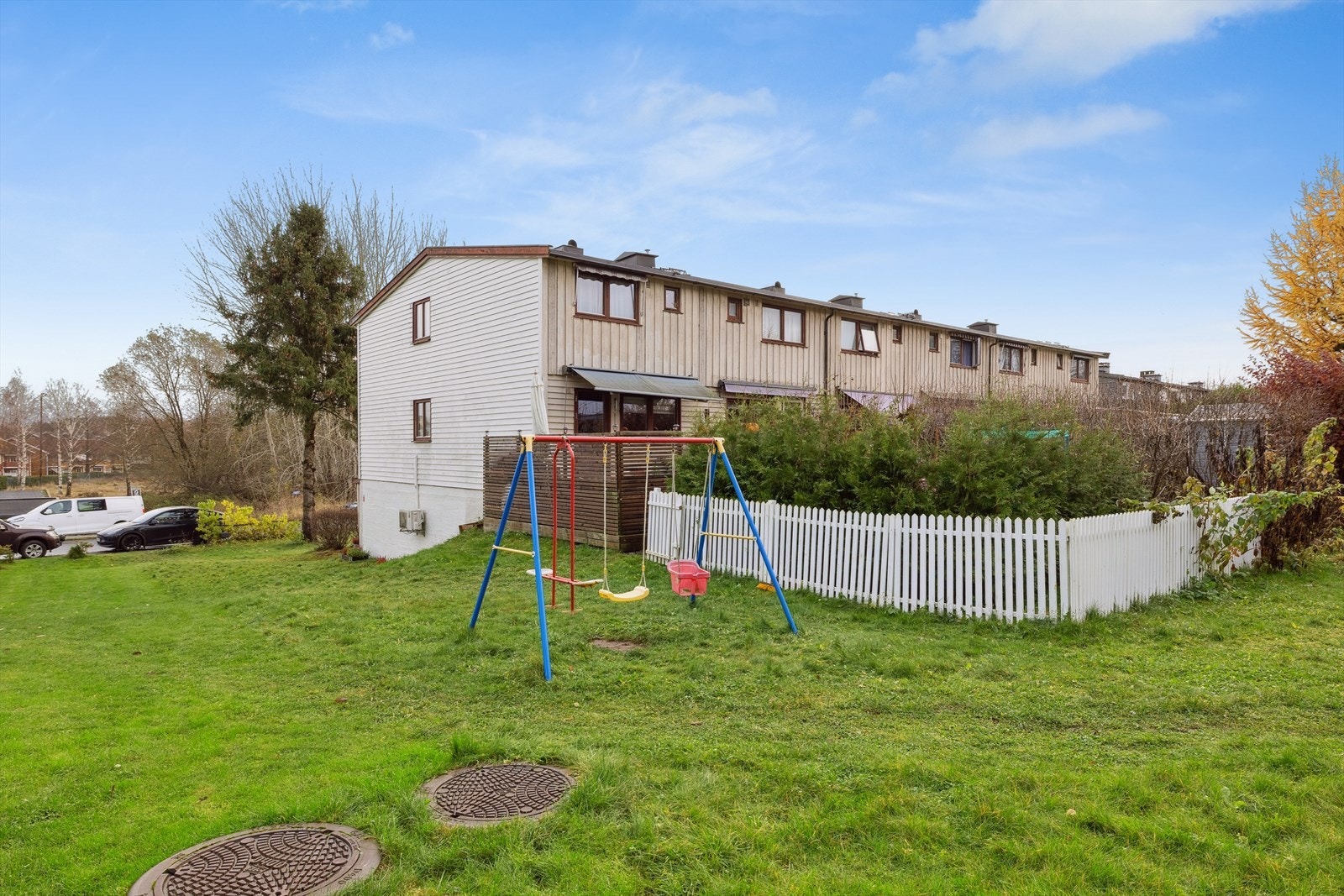 Rekkehuset ligger i et attraktivt og barnevennlig område med grønne gressplener og hyggelige uteområder som innbyr til lek og avslapning. Galleribilde