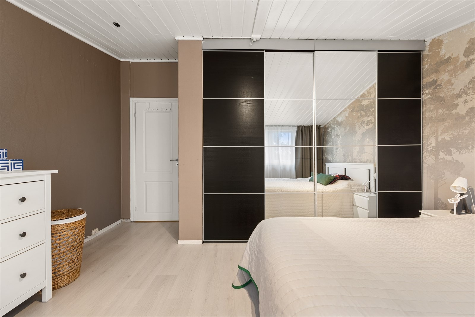 Praktisk skyvedørsgarderobe med speil som gir god oppbevaringsplass og utnytter rommet effektivt. Galleribilde