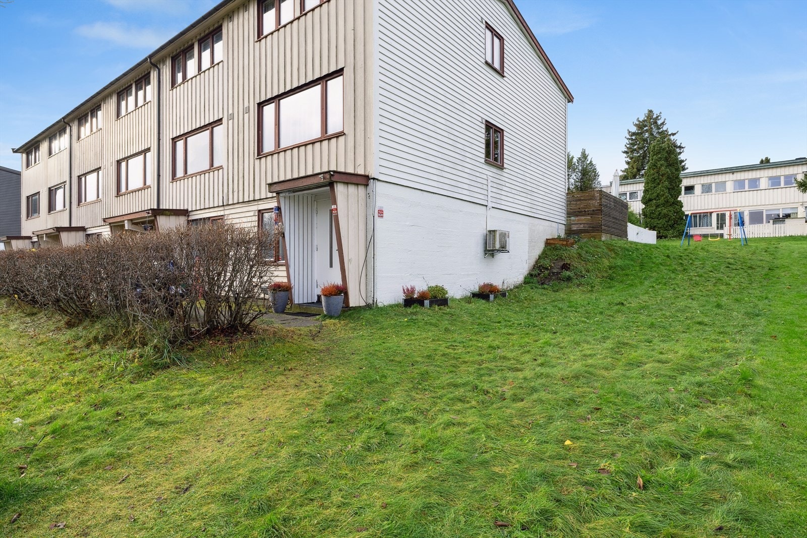 Til inngangspartiet ledes du via steinlagte stier som gir et ryddig og innbydende førsteinntrykk. Galleribilde