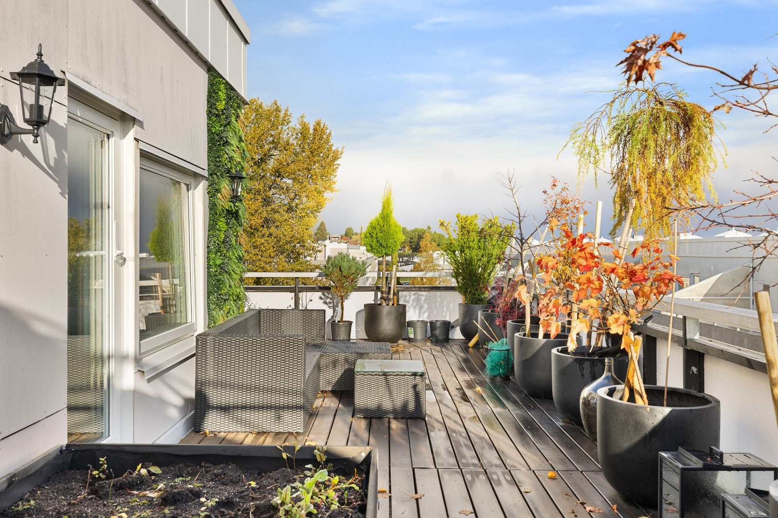 Her er det plass til flere sittegrupper, og du kan enkelt flytte deg etter sola. Galleribilde