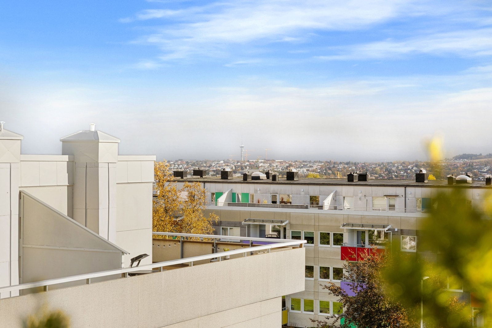 Vidstrakt utsikt over byen og ingen innsyn fra naboer. Galleribilde