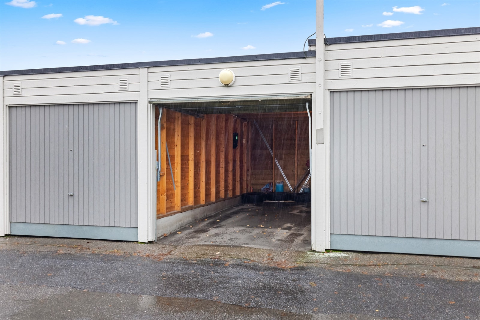 Det medfølger garasjeplass i felles rekke, med installert elbillader fra 2022. Galleribilde