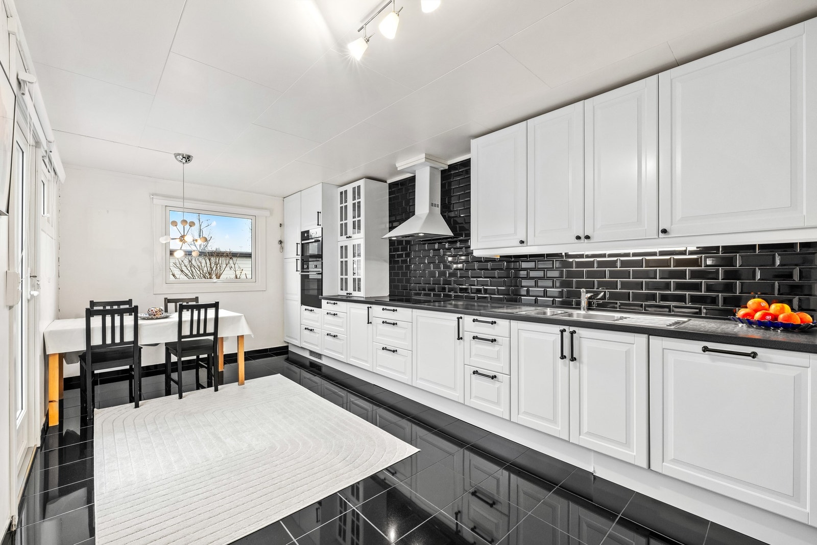 Kjøkkenet ble oppgradert i 2012 og fremstår med god skap- og benkeplass Galleribilde