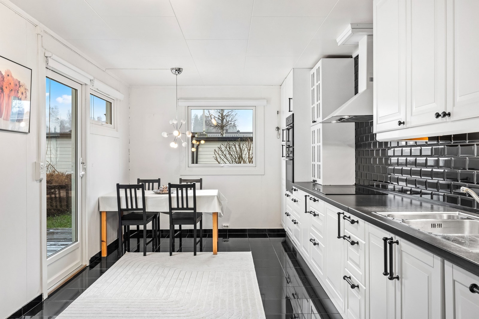 Fra kjøkkenet er det direkte utgang til markterrassen. Galleribilde