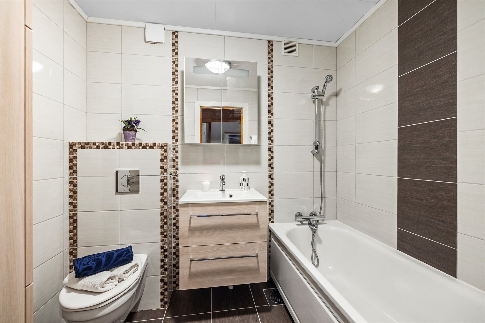 Badet i andre etasje ble også oppgradert i 2012 og har badekar. Galleribilde