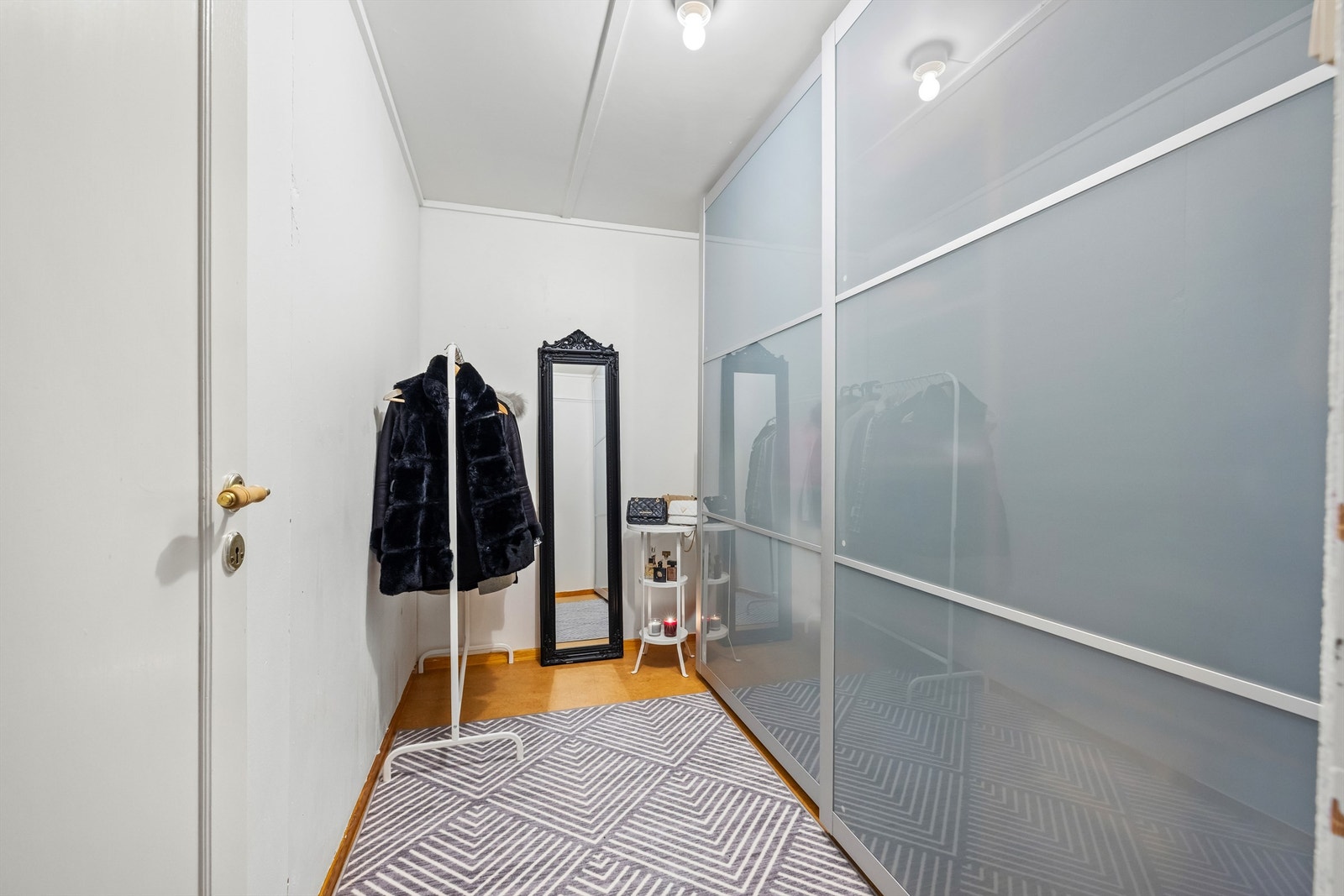 Et praktisk walk-in-closet i tilknytning til gangen gir rikelig med oppbevaringsplass. Galleribilde