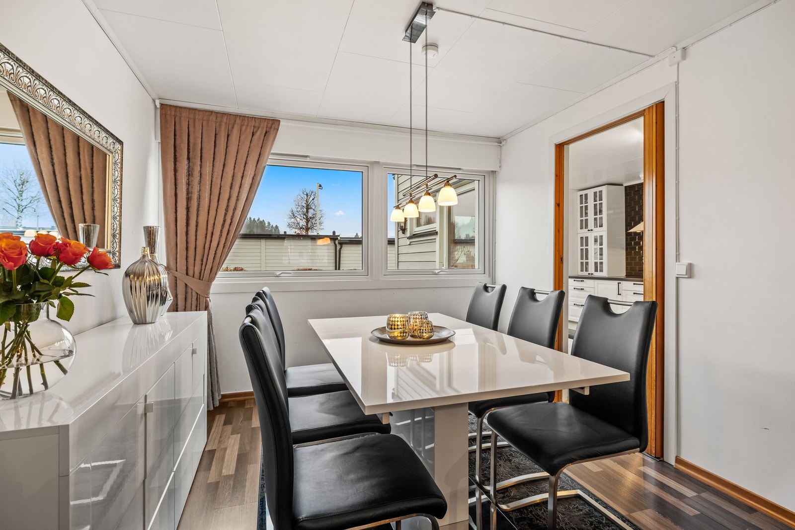 En lys og trivelig sone for måltider og sosiale sammenkomster Galleribilde