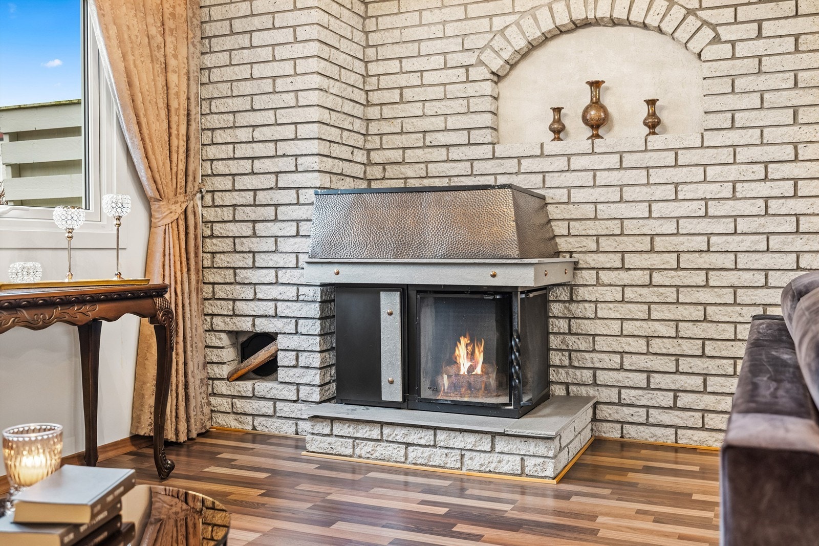 Den sentralt plasserte peisen gir lun varme på kalde dager Galleribilde