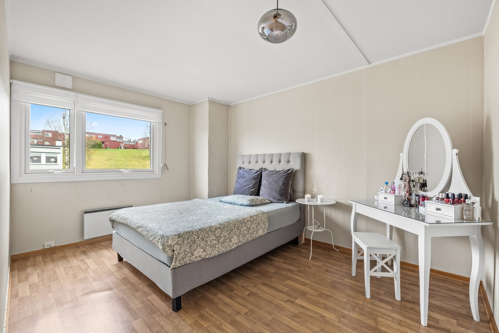 Romslig soverom med plass til både seng og skrivepult eller annen møblering. Galleribilde