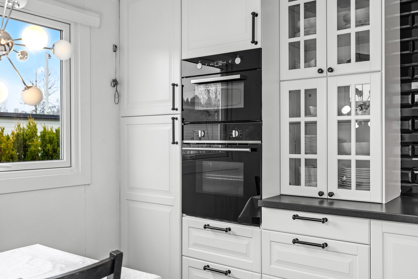 Innredningen har integrerte hvitevarer, inkludert stekeovn i praktisk arbeidshøyde. Galleribilde