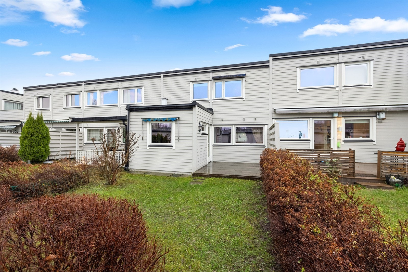 Et innholdsrikt og familievennlig rekkehus i et etablert og trygt boligområde på Skjetten. Galleribilde